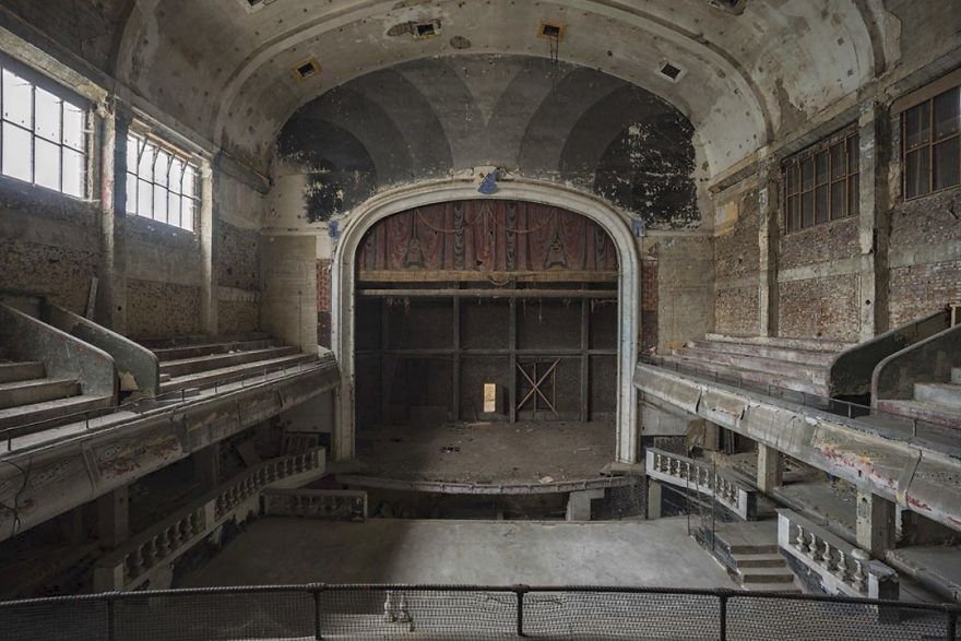 Půvab chátrajících budov zachytil francouzský fotograf Romain Thiery.