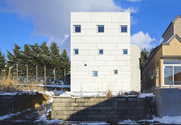 Minimalistický dům ukrývá interiér, který vypadá jako hřiště