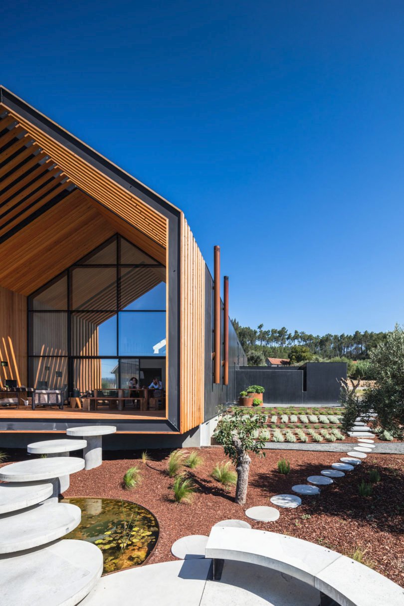 Architekt pro sebe a rodinu navrhl domov, který vypadá jako dětská kresba domu