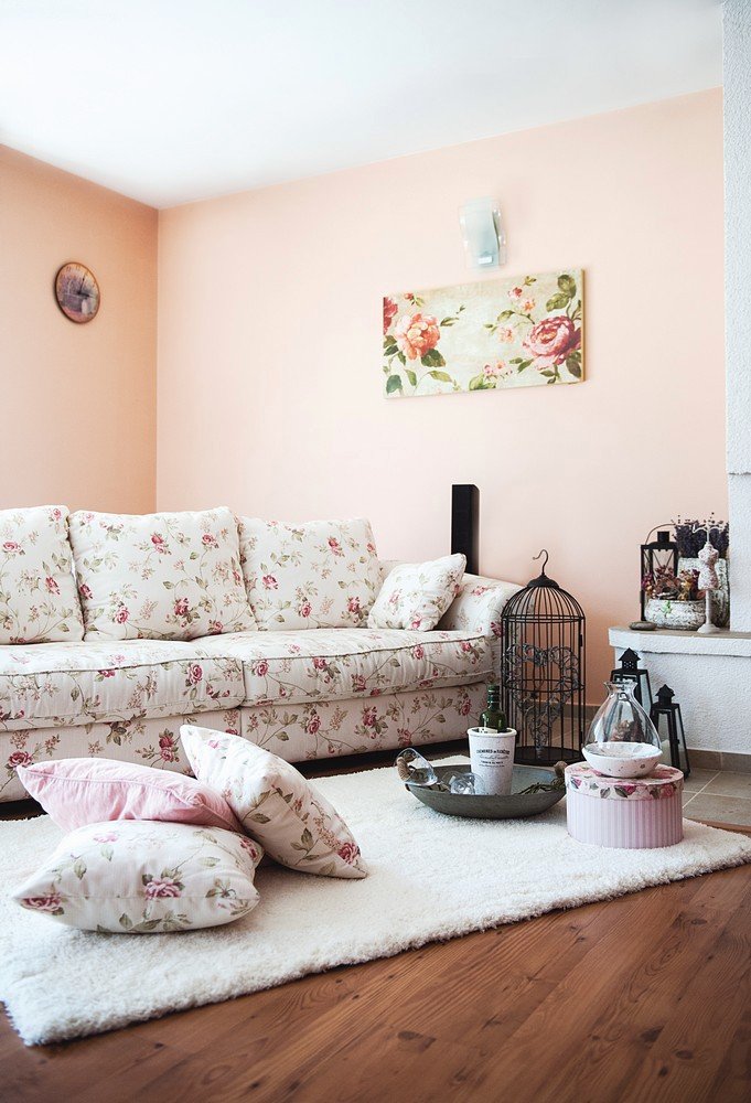 Obývacímu pokoji vévodí velká pohovka, o které Olga s oblibou říká, že tu má „ustláno na růžích“.