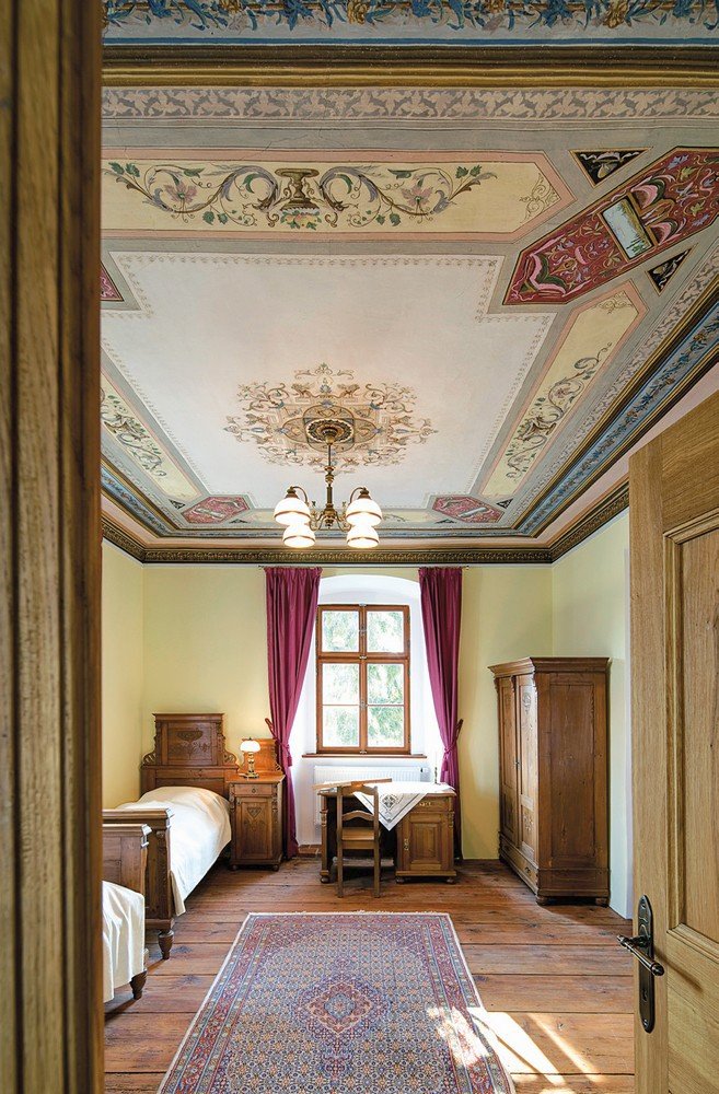 Fresky na stropě se podařilo zachovat díky tradičním historickým postupům.