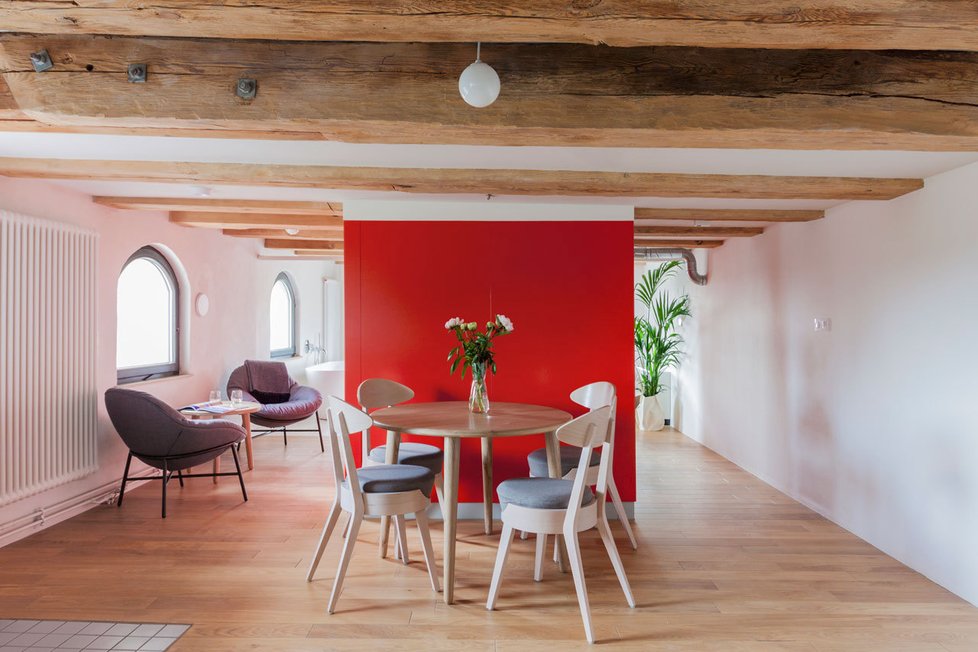 Moderní apartmány v barokní budově  překvapí barevností a citlivou rekonstrukcí historických prostor