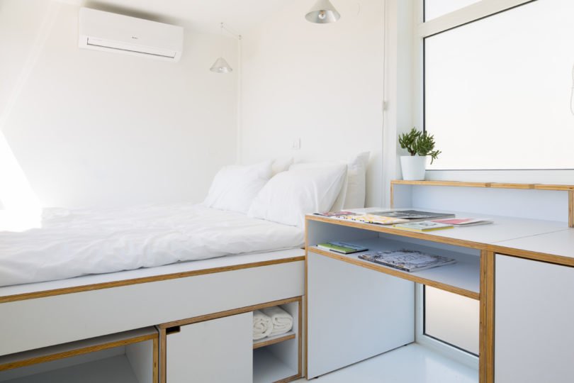 Vysoký komfort v malém bytě pomáhá udržet šikovně řešený vestavný nábytek