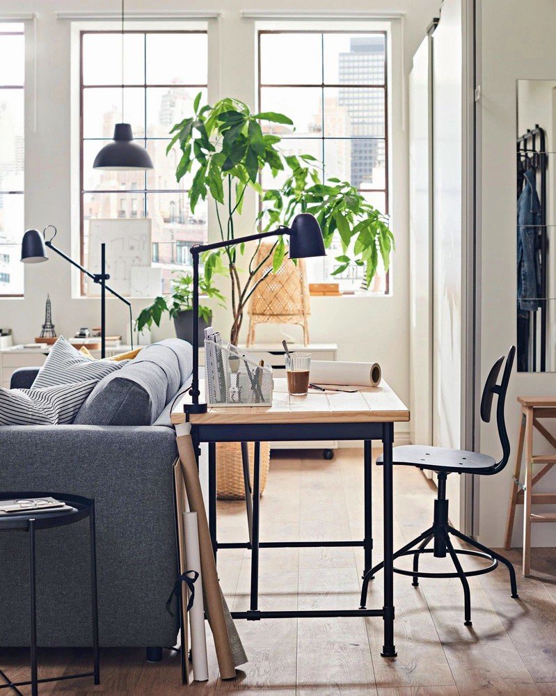 Pracovní stůl může najít místo třeba za pohovkou. Psací stůl Kullaberg, 2690 Kč, IKEA