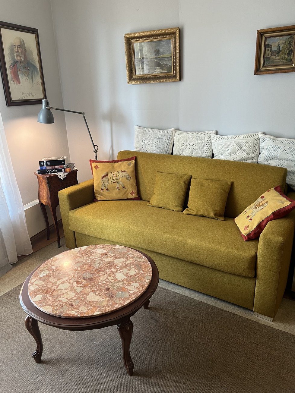 Obývacímu pokoji vévodí pohodlný gauč