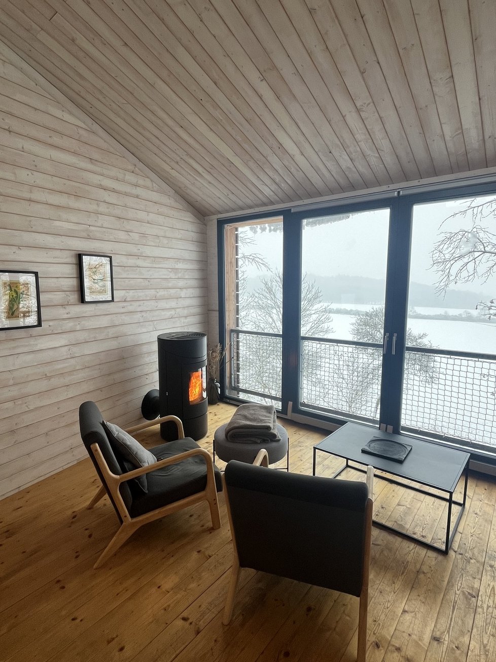 Dokonale propojený design s přírodou: Na skále, s úžasným výhledem i saunou a vířivkou!
