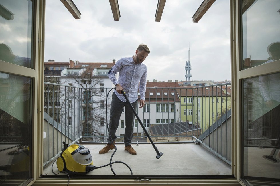 Maličká místnost v podkroví se změnila v útulnou moderní ložnici evokující dovolenou na horách.