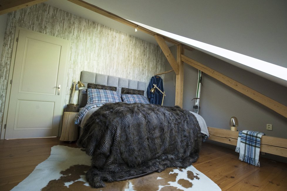 Maličká místnost v podkroví se změnila v útulnou moderní ložnici evokující dovolenou na horách.