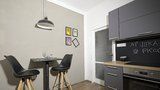 Bydlet jako... Moderní kuchyně v pánském stylu podle nového seriálu o bydlení
