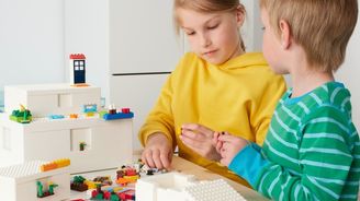 Zatímco rodiče montují skříň, děti si složí stavebnici. Ikea a Lego představily společný projekt BYGGLEK 