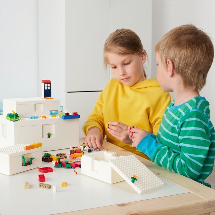 Stavebnice BYGGLEK za kterou stojí společnosti Lego a Ikea