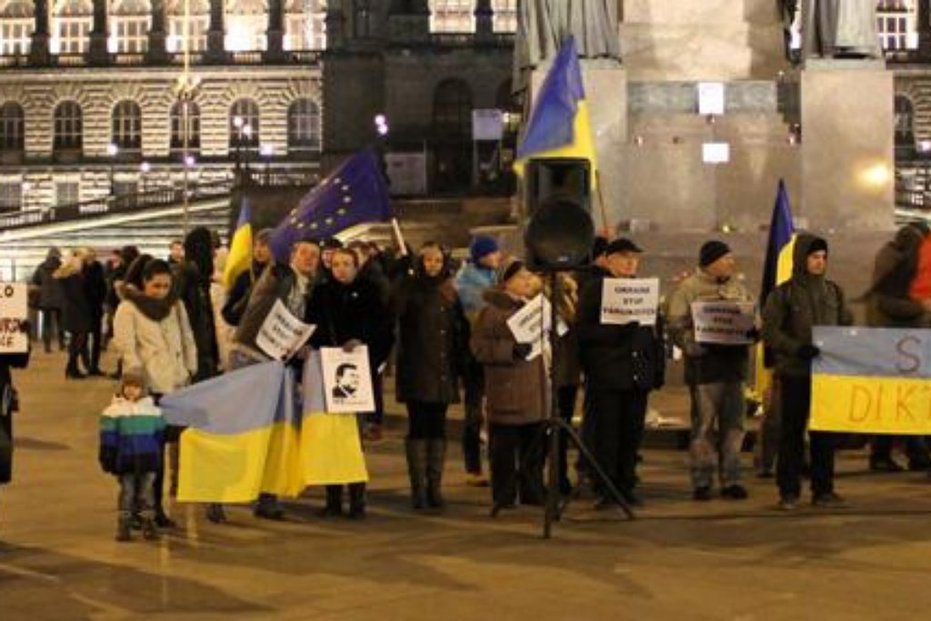 Byla to povedená akce. Snad se tyto obrázky dostanou i na Majdan a dalších částí rebelující Ukrajiny a přinesou demonstrujícím alespoň trochu povzbuzení. Sláva Ukrajině! Sláva hrdinům! Ukrajina do Evropské Unie! (autor: Jiří Navrátil)