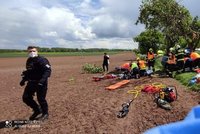 Tragická nehoda u Českého Brodu. Mladý řidič nepřežil náraz do stromu. Pro vážně zraněnou letěl vrtulník