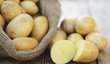 Při svědění oloupejte brambor, nakrájejte ho na plátky a těmi potírejte ranku. Na postižené místo můžete také přiložit brambor ve formě kašovitého obkladu
