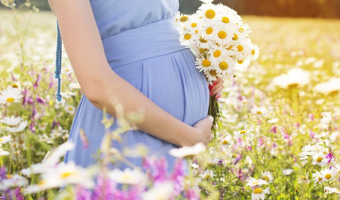 Bylinky v těhotenství: Po kterých sáhnout a které raději vynechat?