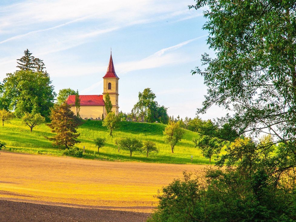 Z lázní Bělohrad dojdete pěšky na nedaleké Byšičky. Tento vrch s kostelem byl inspirací pro baladu K. J. Erbena Svatební košile.