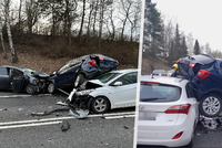 Dopravní nehoda na Benešovsku: Při srážce čtyř aut se zranilo deset lidí, z toho sedm vážně