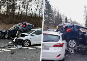 Dopravní nehoda na Benešovsku: Při srážce čtyř aut se zranilo deset lidí, z toho sedm vážně