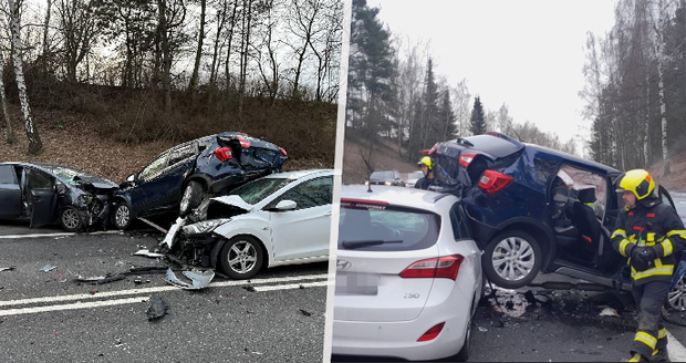 Dopravná nehoda na Benešovsku: Pri zrážke štyroch áut sa zranilo desať ľudí, z toho sedem vážne
