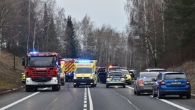 Dopravní nehoda na Benešovsku: Při srážce čtyř aut se zranilo deset lidí, z toho sedm vážně