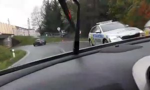 Svědek natočil havárii pronásledovaného řidiče motorky i policistů na cyklostezce v Bystřici na Třinecku.