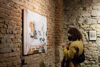 Výstava Sweet Reality vybírá peníze pro Ukrajince: Fotky zachycují různé ideály domova i na pár metrech