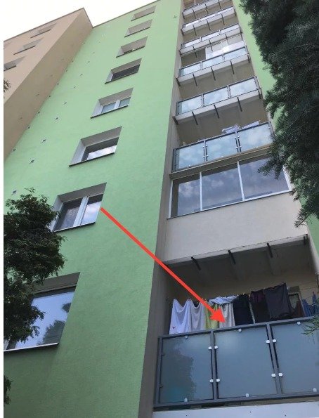 Panelový dům a byt, ve kterém došlo k vraždě slovenského boxera Petera (†45)