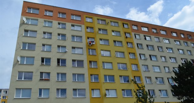 Stavební dělníci v České Lípě zachránili dítě před pádem z okna: Bylo doma samotné, matka musela k lékaři