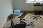 Muž (29) se pohádal s přítelkyní a začal demolovat byt.