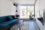 Atypický prostor bytu, kde jsou jednotlivá patra široká pouhé tři metry, se podařilo architektkám ze studia SMLXL zařídit minimalisticky, a přitom pohodlně.