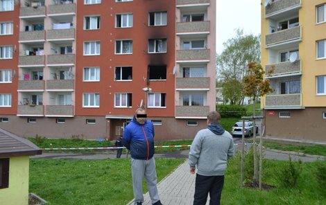 Muže (v modré bundě) z přízemního bytu zachránili hasiči.