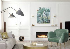 Interiér pětipokojového bytu je prosvětlený, vynikají pastelové barvy a zlaté detaily.