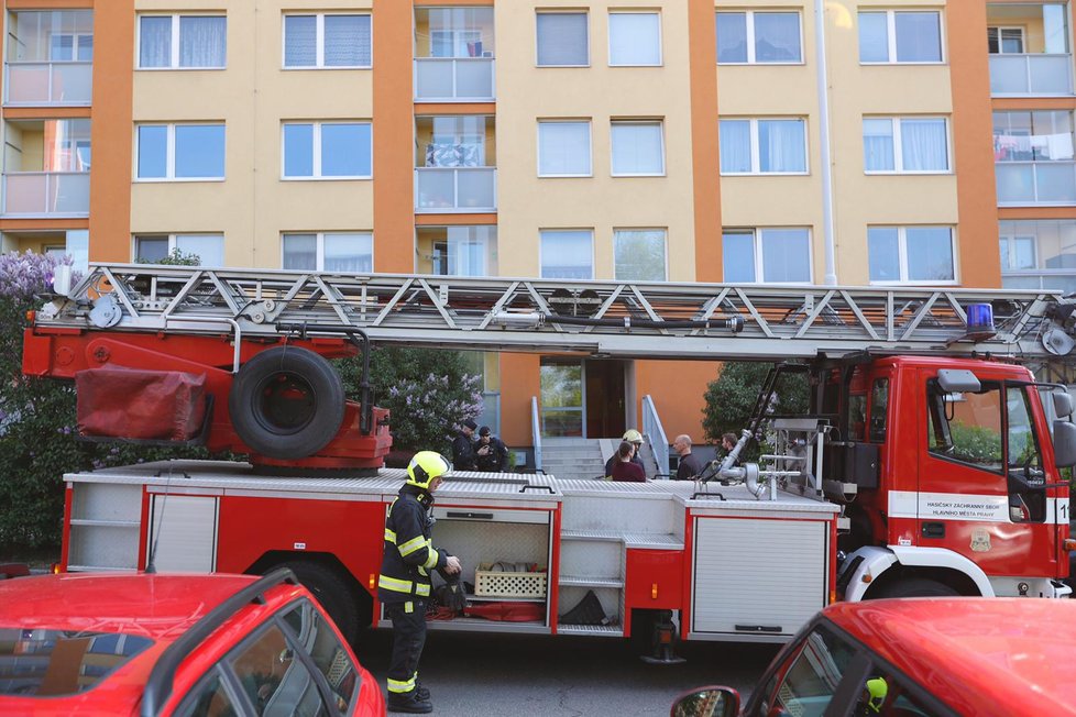 V bytě v Hasově ulici na jihu Prahy zemřela během požáru žena.