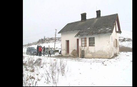 Rodinu vyhodili z bytu, skončila v mrazech na vlakové zastávce!