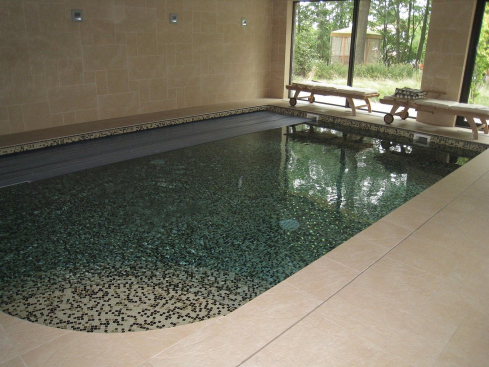 Bazén, který slouží všem obyvatelům domu.
