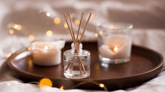 Vůně kávy, Vánoc i perníčků: 20 nejkrásnějších adventních bytových parfémů a difuzérů