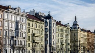 Bilance: Mladý pár dá v Praze za místo pro postel tolik, co za nové auto. Situace se možná brzy změní