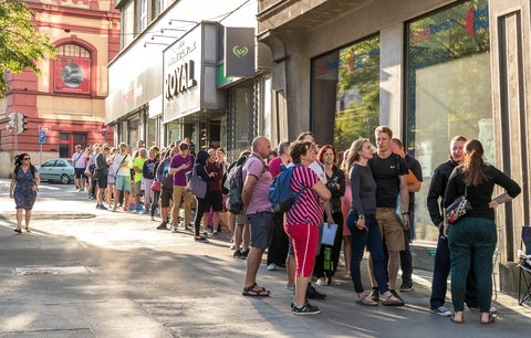 Fronty a čekání přes noc. Lidé vzali státní půjčky na bydlení útokem, zažádali skoro o 300 milionů