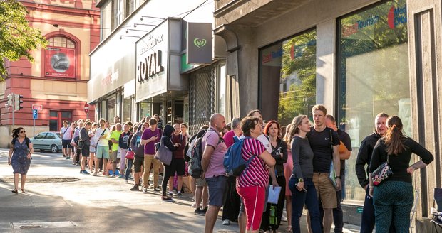 Fronty a čekání přes noc. Lidé vzali státní půjčky na bydlení útokem, zažádali skoro o 300 milionů