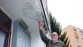 Josef Lavička (62) zuří: „Tohle je opravený balkon.“