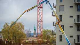 Koronavirus přibrzdil letos bytovou výstavbu v Libereckém kraji. Do konce září začala v kraji výstavba 902 nových bytů, což je zhruba o třetinu méně než ve stejném období loňského roku. Podle předběžných údajů z Českého statistického úřadu (ČSÚ) bylo méně i těch dokončených. Za prvních devět měsíců letošního roku předali stavbaři v kraji do užívání 514 nových bytů, to je o 14,5 procenta méně než ve stejném období loňského roku. Na snímku je pokračující stavba bytového komplexu se třemi sty bytů v centru Liberce. (22. 11. 2020)