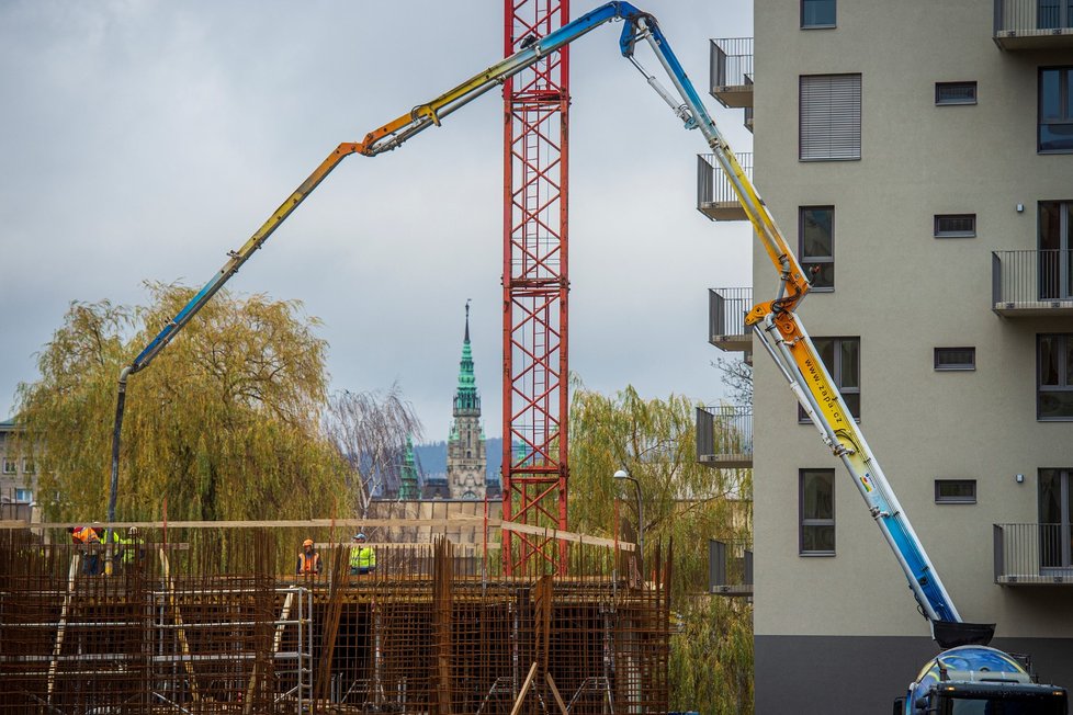 Koronavirus přibrzdil letos bytovou výstavbu v Libereckém kraji. Do konce září začala v kraji výstavba 902 nových bytů, což je zhruba o třetinu méně než ve stejném období loňského roku. Podle předběžných údajů z Českého statistického úřadu (ČSÚ) bylo méně i těch dokončených. Za prvních devět měsíců letošního roku předali stavbaři v kraji do užívání 514 nových bytů, to je o 14,5 procenta méně než ve stejném období loňského roku. Na snímku je pokračující stavba bytového komplexu se třemi sty bytů v centru Liberce. (22. 11. 2020)