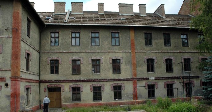 Takto vypadala brněnská Jaselská kasárna, kde se natáčely Četnické humoresky, krátce před zbouráním, kdy už budově chyběly střešní tašky.
