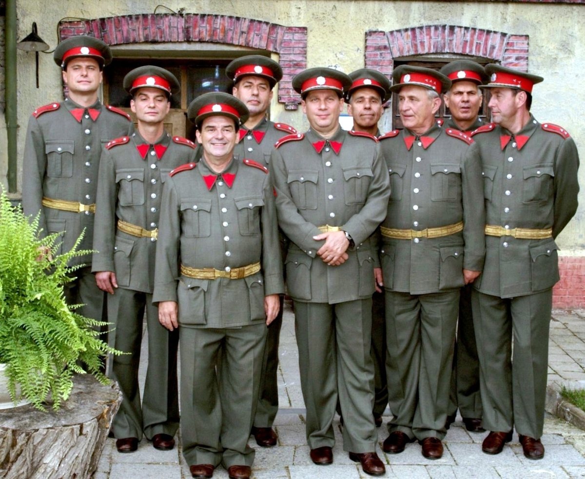 Před vchodem do Jaselských kasáren se tehdy nechali zvěčnit hlavní protagonisté populárního televizního seriálu Četnické humoresky.