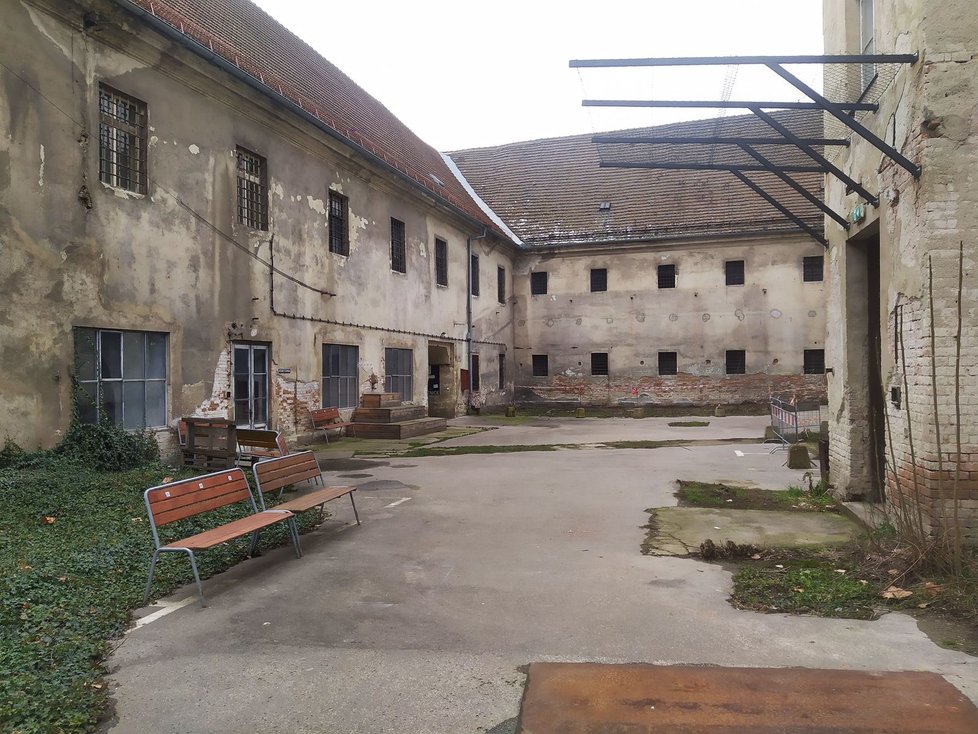 Někdejší věznice na brněnském Cejlu nezadržitelně chátrá. Město Brno nyní chystá mj. opravu střechy.