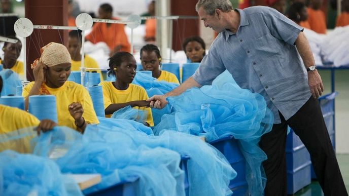 Bývalý americký prezident George Bush během návštěvy ghanské textilky
