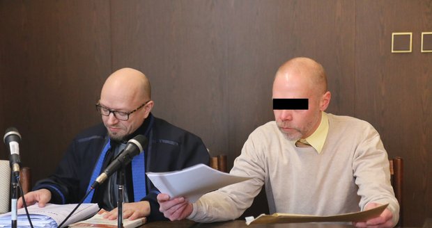 Bývalý kastelán zámku ve Valticích Michal T. (42) se zpovídá z toho, že nechal zničit 58 velkoformátových obrazů v hodnotě 4,6 milionu korun.