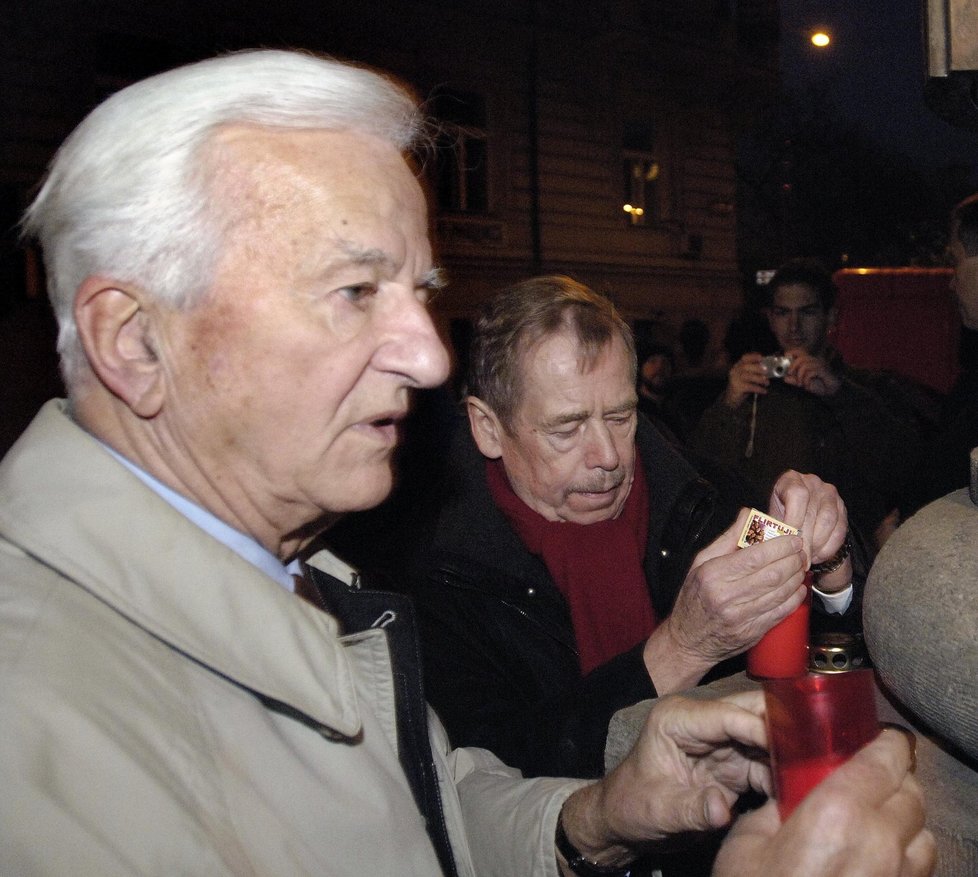 Na archivním snímku ze 17. listopadu 2005 Richard von Weizsäcker (vlevo) s tehdejším českým prezidentem Václavem Havlem zapalují symbolickou svíčku u Petschkova paláce v Praze u příležitosti Dne boje boje za svobodu a demokracii.