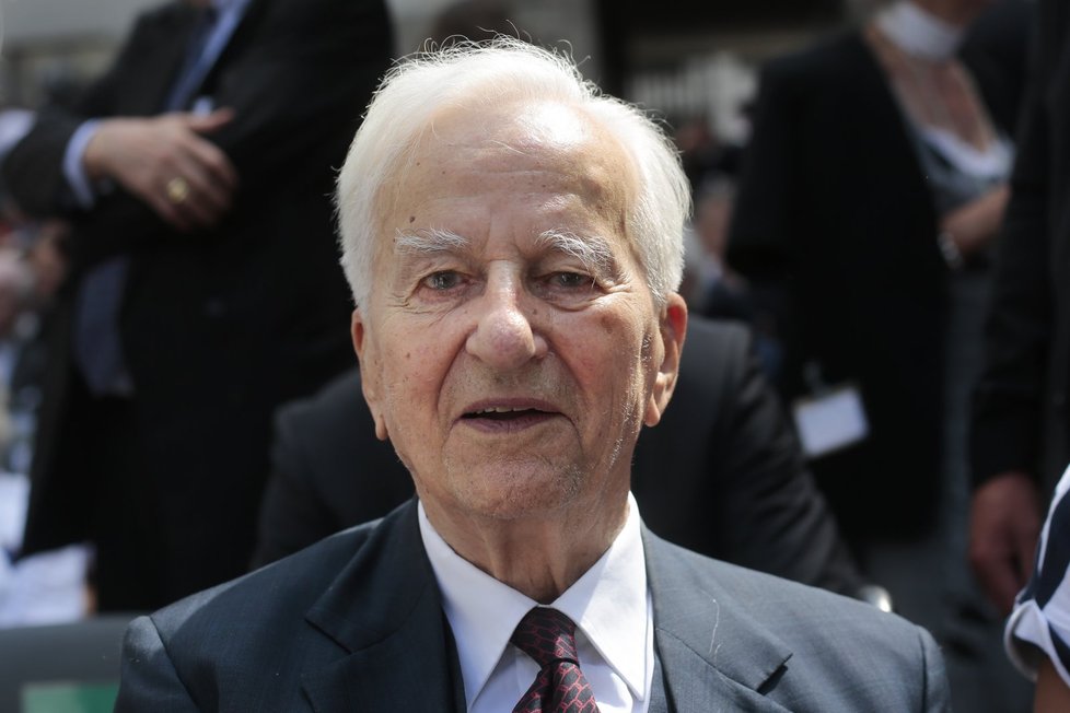 Ve věku 94 let zemřel bývalý německý prezident Richard von Weizsäcker.