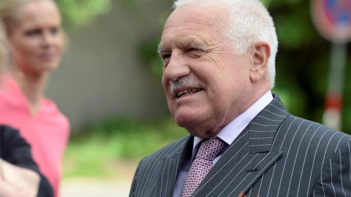 Bývalý prezident Václav Klaus navštívil 9. května ruskou ambasádu, kde velvyslanec Sergej Kiseljov uspořádal recepci ke Dni vítězství, kterým si Rusko připomíná konec druhé světové války v roce 1945.